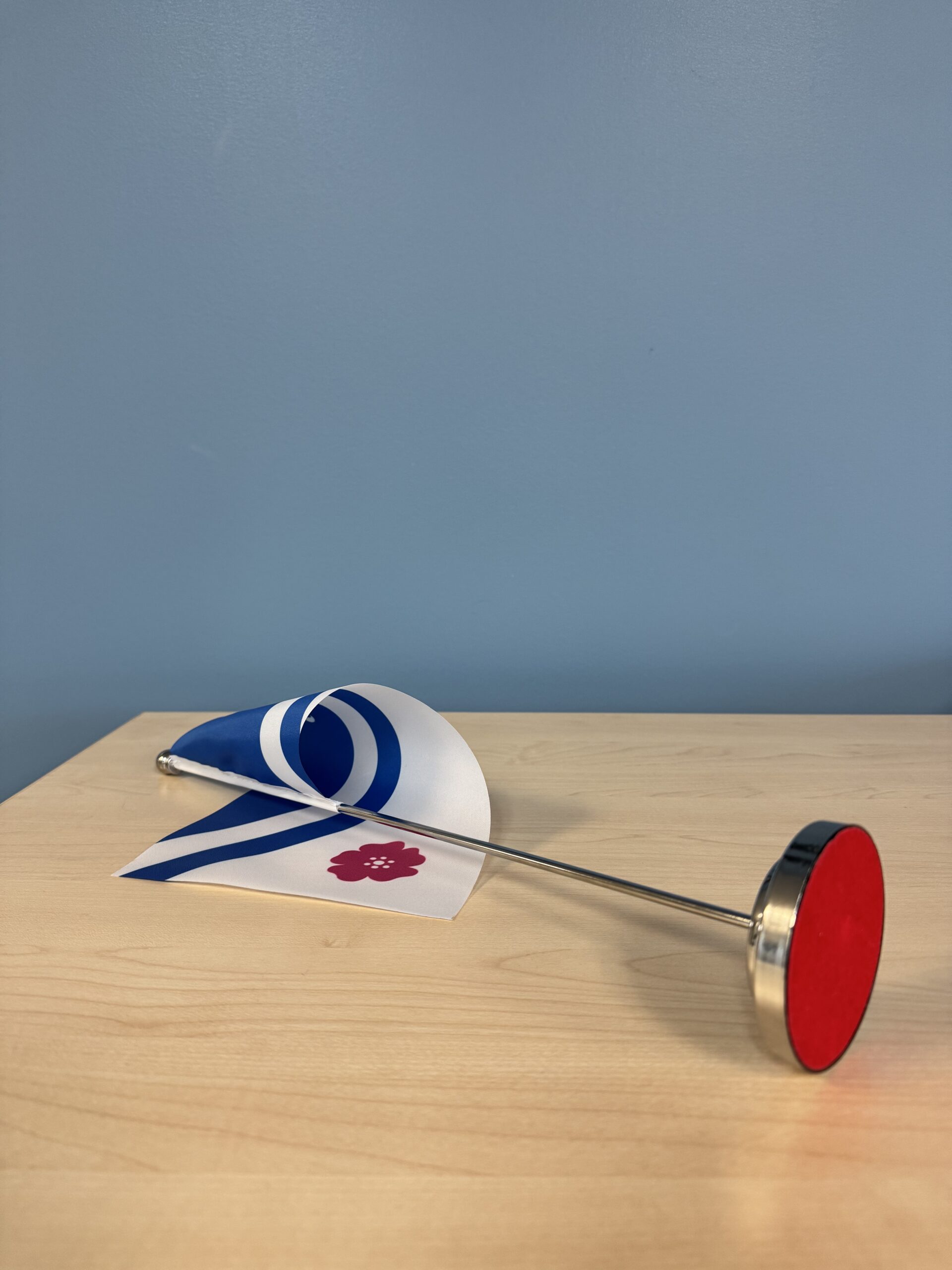 Petit drapeau franco-albertain avec pied – Image 3